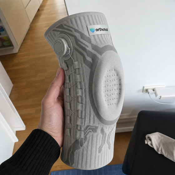 Den här knäbandagen är suverän! Känner mig så stabil och kan äntligen promenera igen utan smärta. Du måste testa!